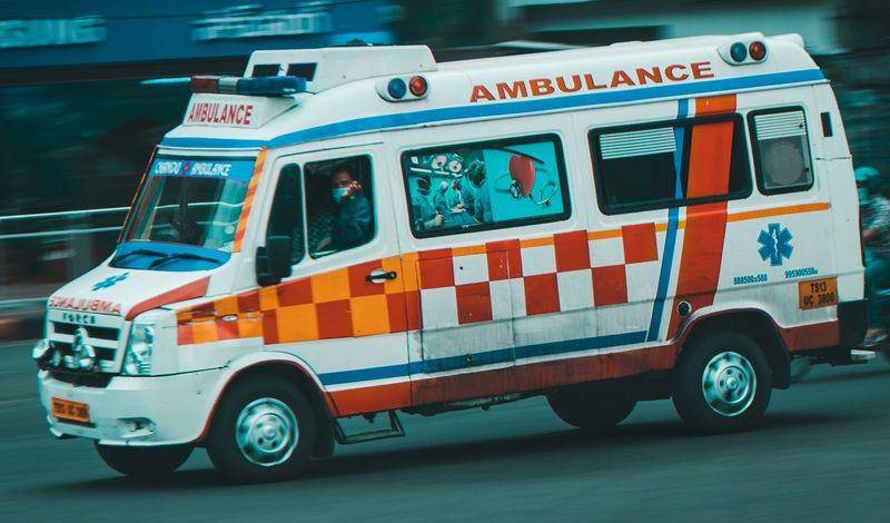 ilustrasi mobil ambulans beroperasi di jalan raya (unsplash.com/Lalithmalhaar Gudi)