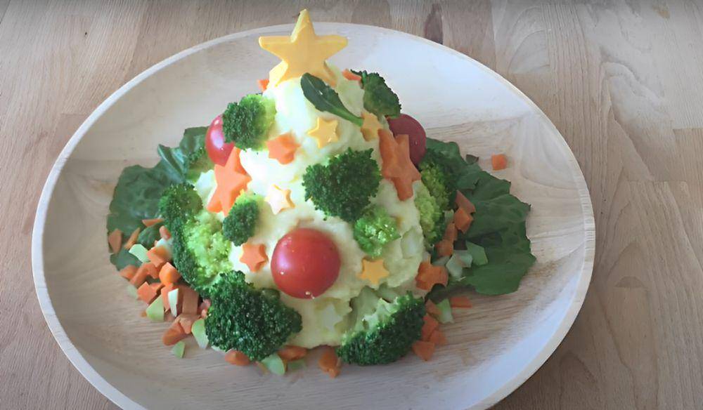 Ilustrasi penyajian christmas tree mashed potatoes (YouTube.com/Etsuka (Harapeko Kids) Make Healthy Food Fun!)