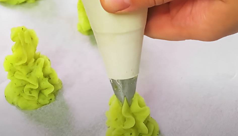 Ilustrasi membuat adonan mashed potato christmas tree (YouTube.com/Cookist Wow)