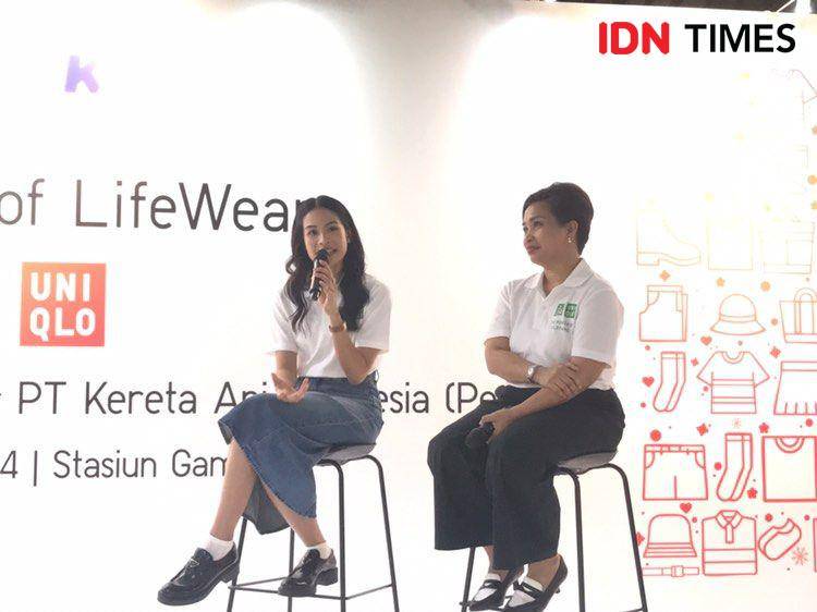 Maudy Ayunda selaku Brand Advocate di press conference "The Heart of LifeWear" Uniqlo saat mendonasikan baju untuk frontliner KAI. 16 Desember 2024. (IDN Times/Hani Safanja)