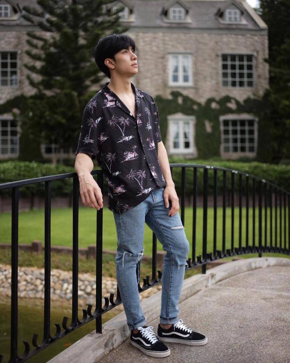 outfit skinny jeans ala Mond Tanutchai (Instagram.com/mond_tanutchai)