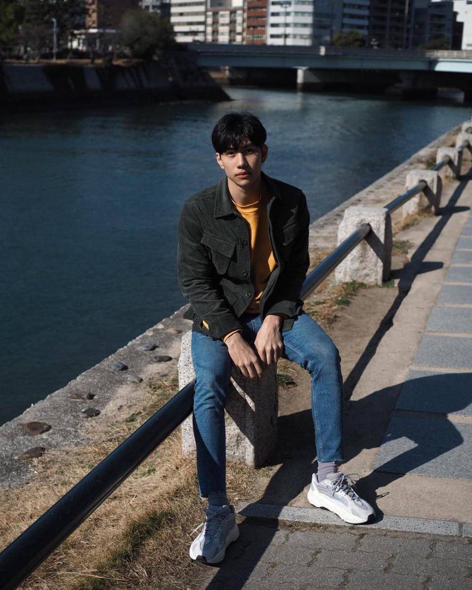 outfit skinny jeans ala Mond Tanutchai (Instagram.com/mond_tanutchai)