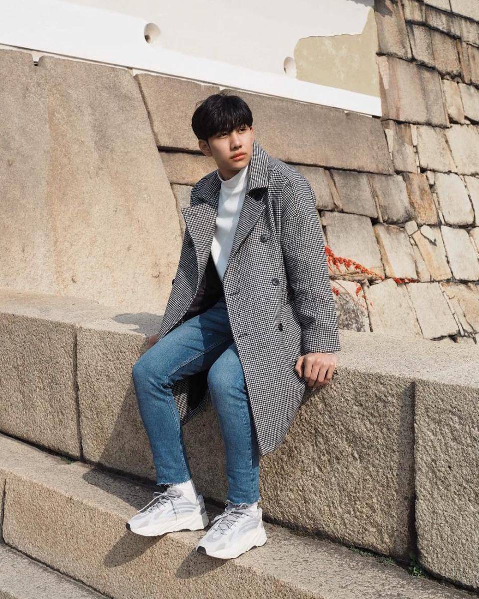 outfit skinny jeans ala Mond Tanutchai (Instagram.com/mond_tanutchai)
