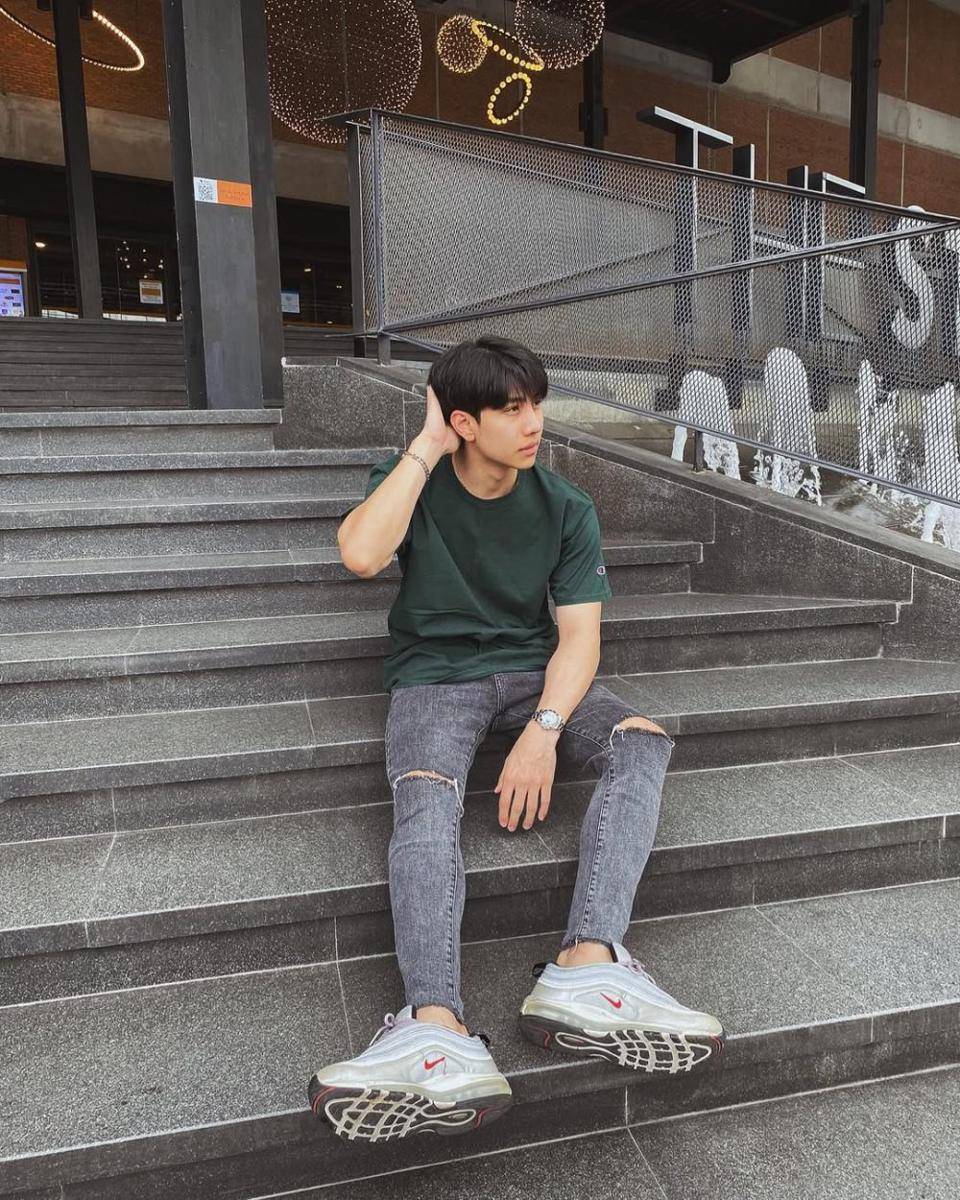 outfit skinny jeans ala Mond Tanutchai (Instagram.com/mond_tanutchai)