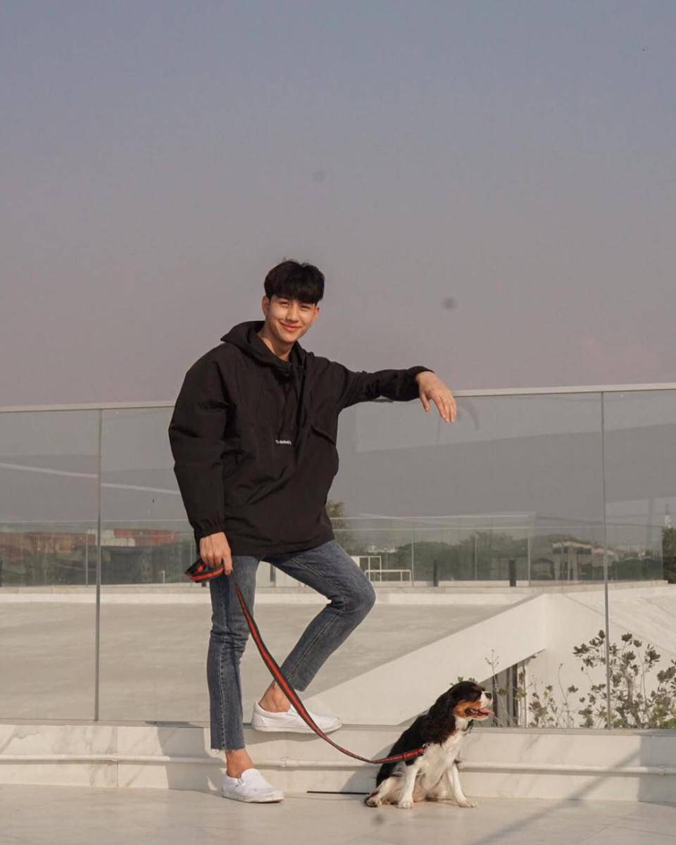 outfit skinny jeans ala Mond Tanutchai (Instagram.com/mond_tanutchai)