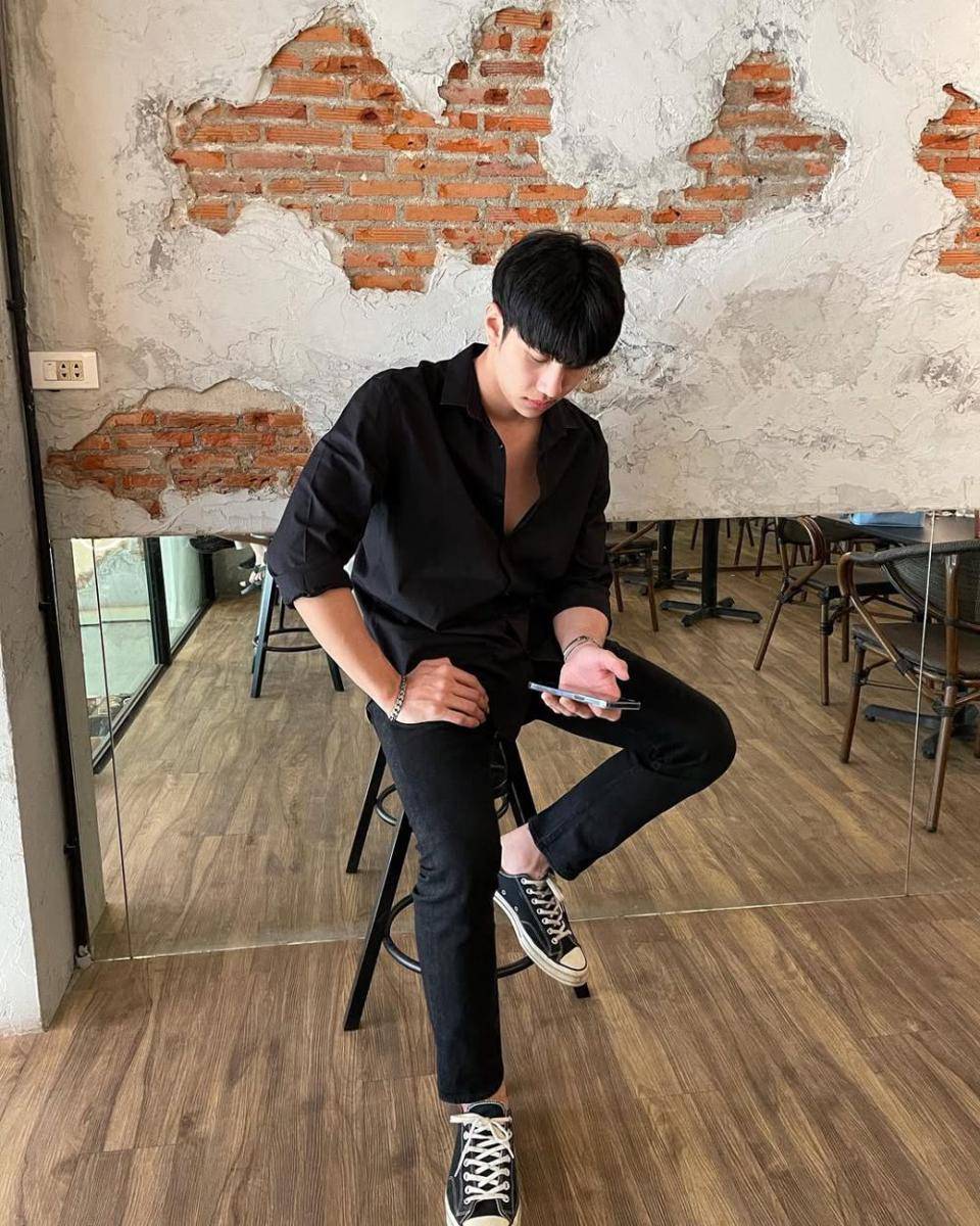 outfit skinny jeans ala Mond Tanutchai (Instagram.com/mond_tanutchai)