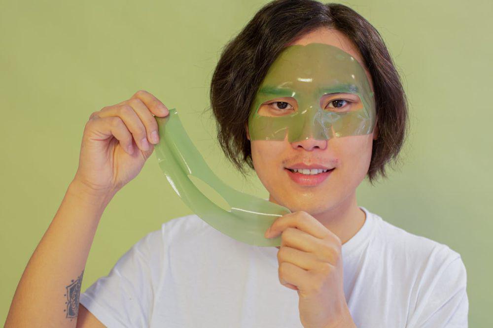 7 Rekomendasi Masker Wajah Cowok yang Dilengkapi Brightening