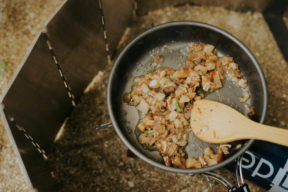 ilustrasi menumis bahan masakan (pexels.com/Kenneth Surillo)