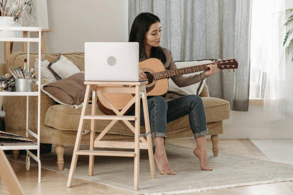 ilustrasi bermain musik bersama secara virtual (pexels.com/Pavel Danilyuk)