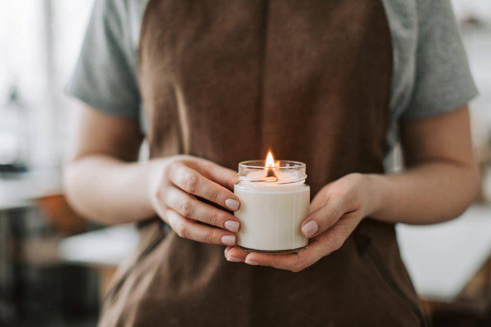 ilustrasi membuat lilin aromaterapi homemade (pexels.com/Vlada Karpovich)