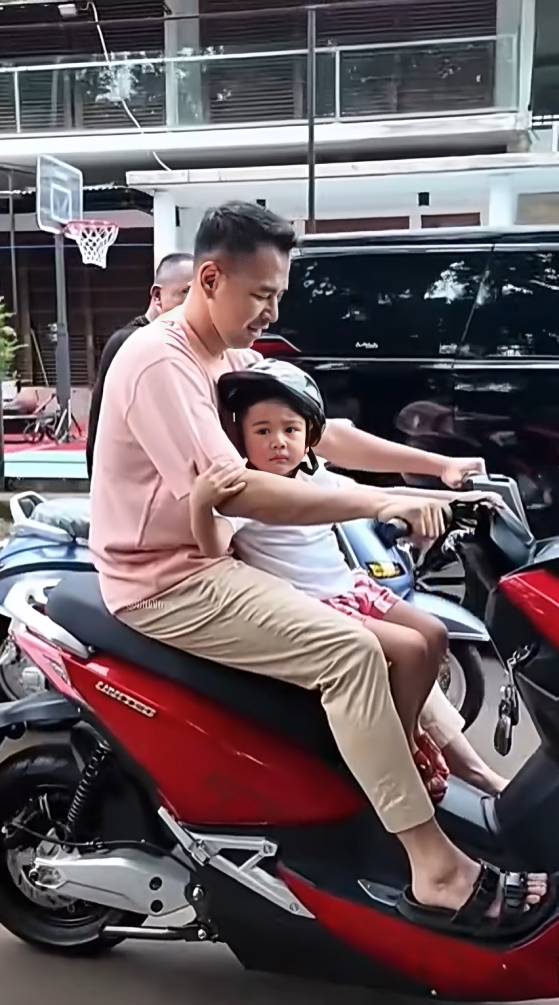 Cipung dibonceng Raffi di motor listrik (instagram.com/chevirgo)