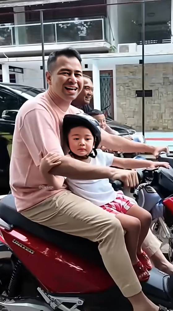 Cipung dibonceng Raffi di motor listrik (instagram.com/chevirgo)
