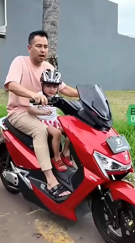Cipung dibonceng Raffi di motor listrik (instagram.com/chevirgo)