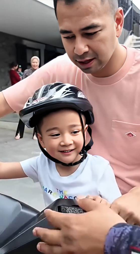 Cipung dibonceng Raffi di motor listrik (instagram.com/chevirgo)