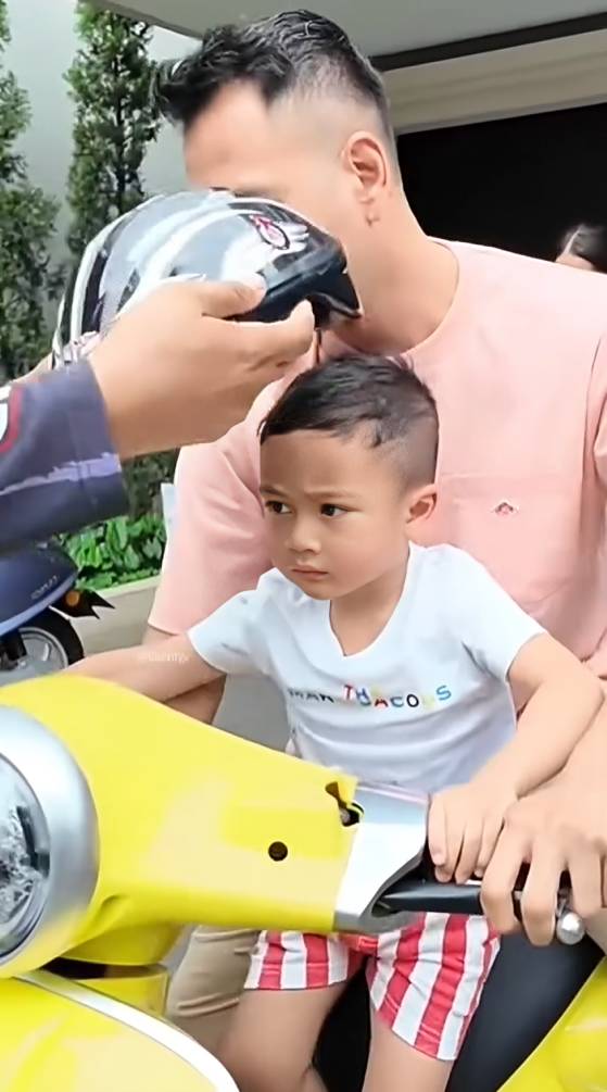 Cipung dibonceng Raffi di motor listrik (instagram.com/chevirgo)