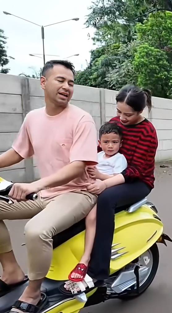 Cipung dibonceng Raffi di motor listrik (instagram.com/chevirgo)