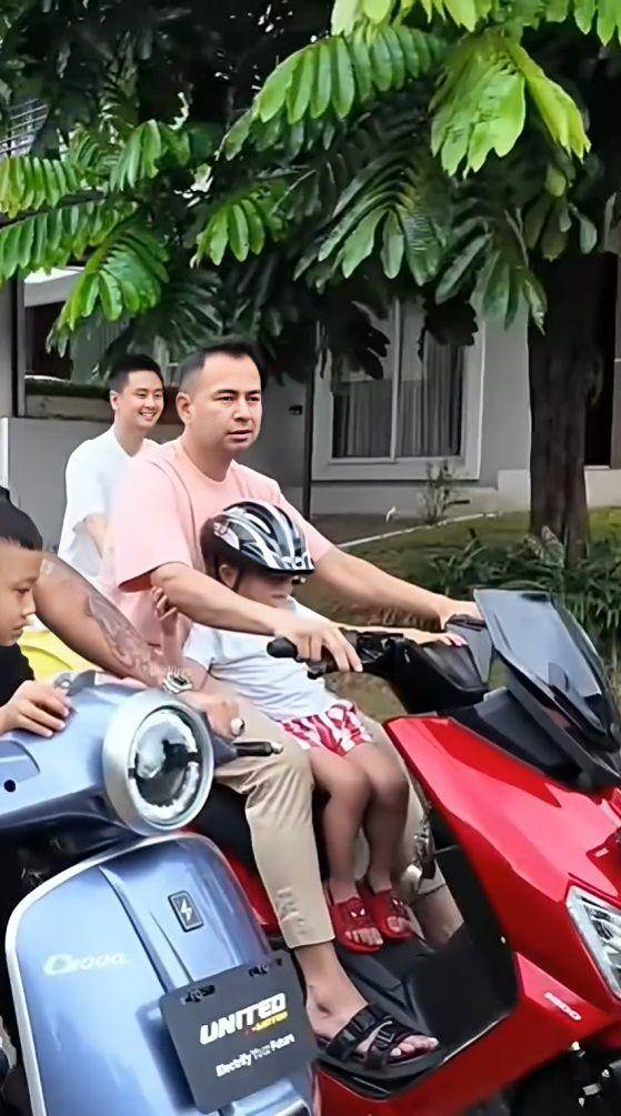 Cipung dibonceng Raffi di motor listrik (instagram.com/chevirgo)