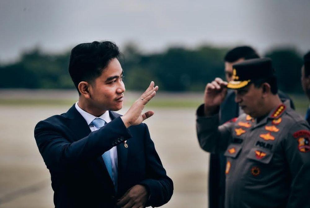CEK FAKTA: Paspampres Geser Jemaah Salat Jumat Demi Wapres Gibran