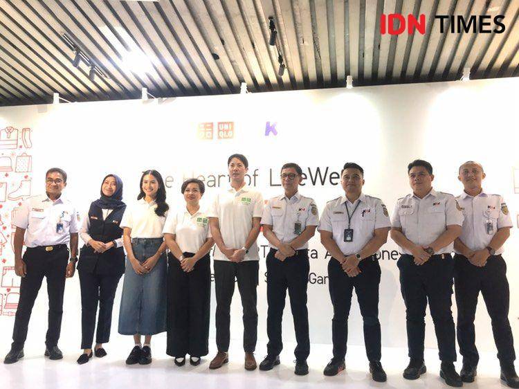 Momen pembagian donasi baju Uniqlo kepada para frontliner KAI melalui kampanye "The Heart of LifeWear". 16 Desember 2024. (IDN Times/Hani Safanja)