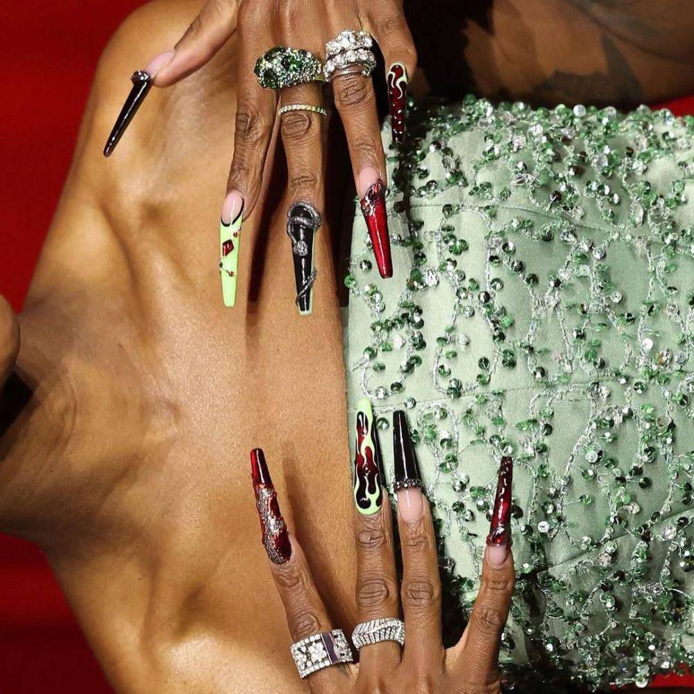 ilustrasi nail art tema 'Wicked' (instagram.com/cynthiaerivo)