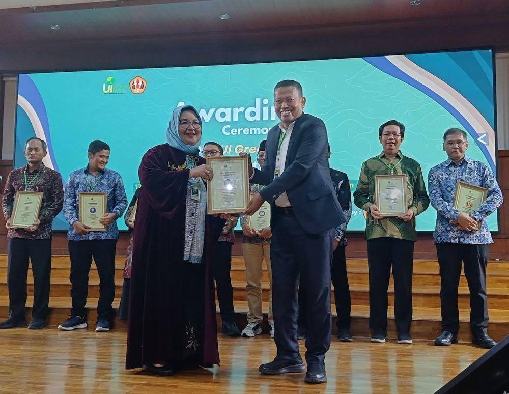 Rektor Undip, Prof. Dr. Suharnomo menerima penghargaan The 2nd Most Sustainable University di Indonesia dalam puncak acara yang digelar di Graha Sanusi Universitas Padjadjaran, Bandung pada Selasa (17/12/2024). (dok. Undip)