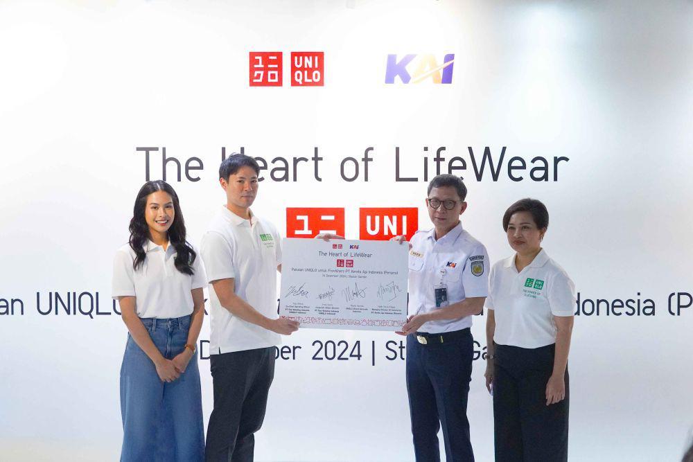 Apresiasi Frontliner KAI, UNIQLO Donasikan Ribuan AIRism Jelang Nataru