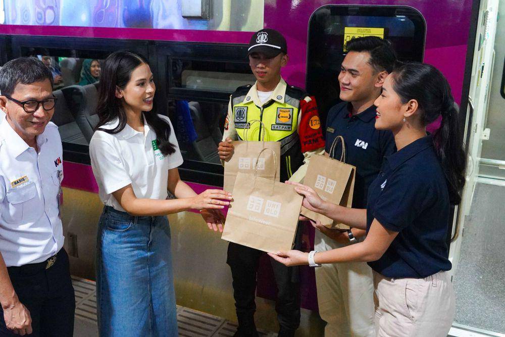 Maudy Ayunda selaku Brand Advocate di press conference "The Heart of LifeWear" Uniqlo saat mendonasikan baju untuk frontliner KAI. 16 Desember 2024. (Dok Uniqlo)