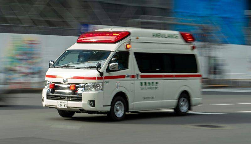 ilustrasi mobil ambulans menyalakan sirine di jalan (unsplash.com/Walter Dziemianczyk)