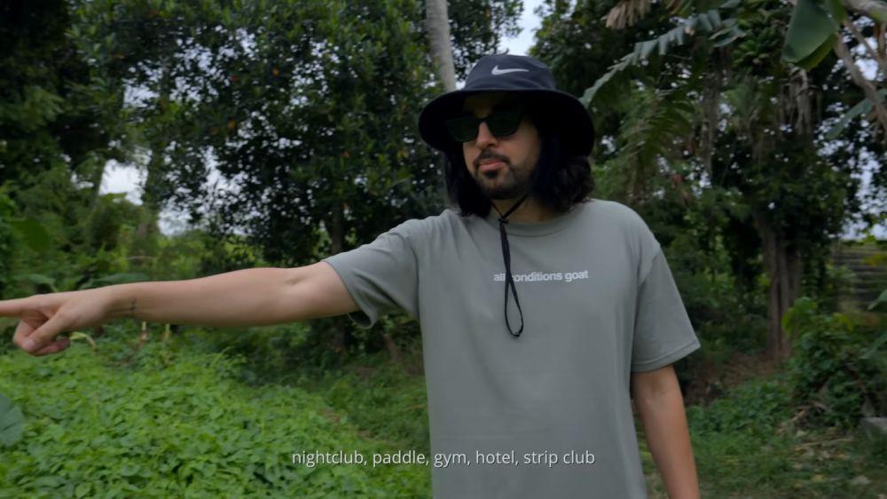 WNA Australia bernama Julian Petroulas pamer tanah di Canggu seluas 1,1 hektare. (YouTube.com/Julian Petroulas)