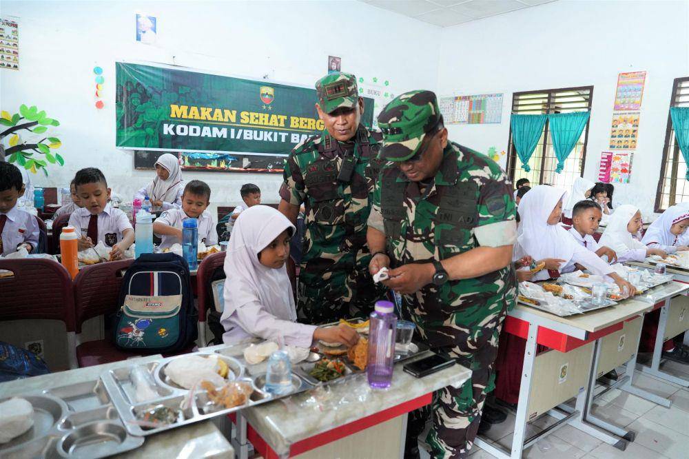 Kodam I/BB Gelar Program Makan Bergizi di SDN Petisah Hulu (Dok. IDN Times)