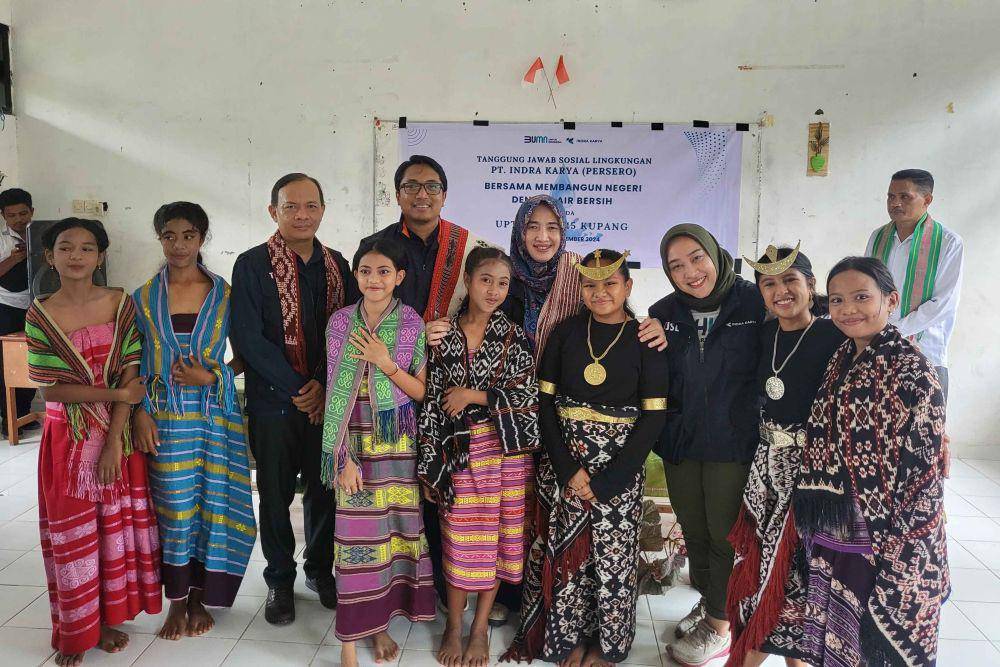 Penyerahan program bantuan air bersih di SMP Negeri 15 Kota Kupang, Nusa Tenggara Timur (NTT). (dok. Indra Karya)