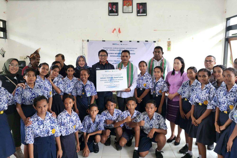 Penyerahan program bantuan air bersih di SMP Negeri 15 Kota Kupang, Nusa Tenggara Timur (NTT). (dok. Indra Karya)
