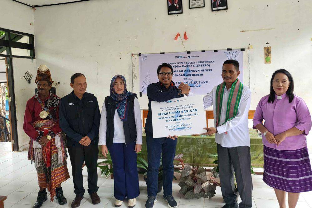 Penyerahan program bantuan air bersih di SMP Negeri 15 Kota Kupang, Nusa Tenggara Timur (NTT). (dok. Indra Karya)