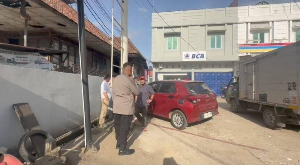 TKP aksi pecah kaca di depan BCA KCP Sekayu. (IDN Times/Yuliani)