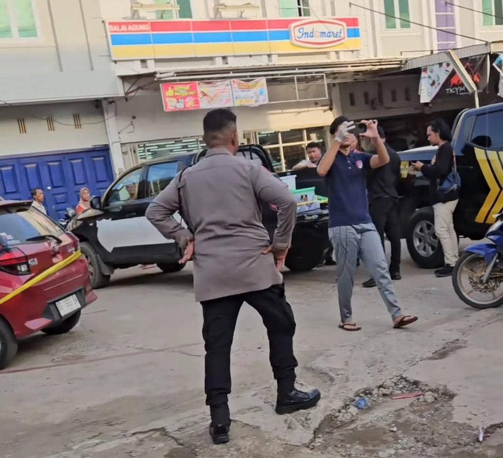 Polisi melakukan olah TKP di depan BCA KCP Sekayu terkait aksi pecah kaca. (IDN Times/istimewa)
