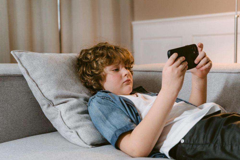 7 Tips Menghindari Anak Kecanduan Gadget saat Liburan Panjang