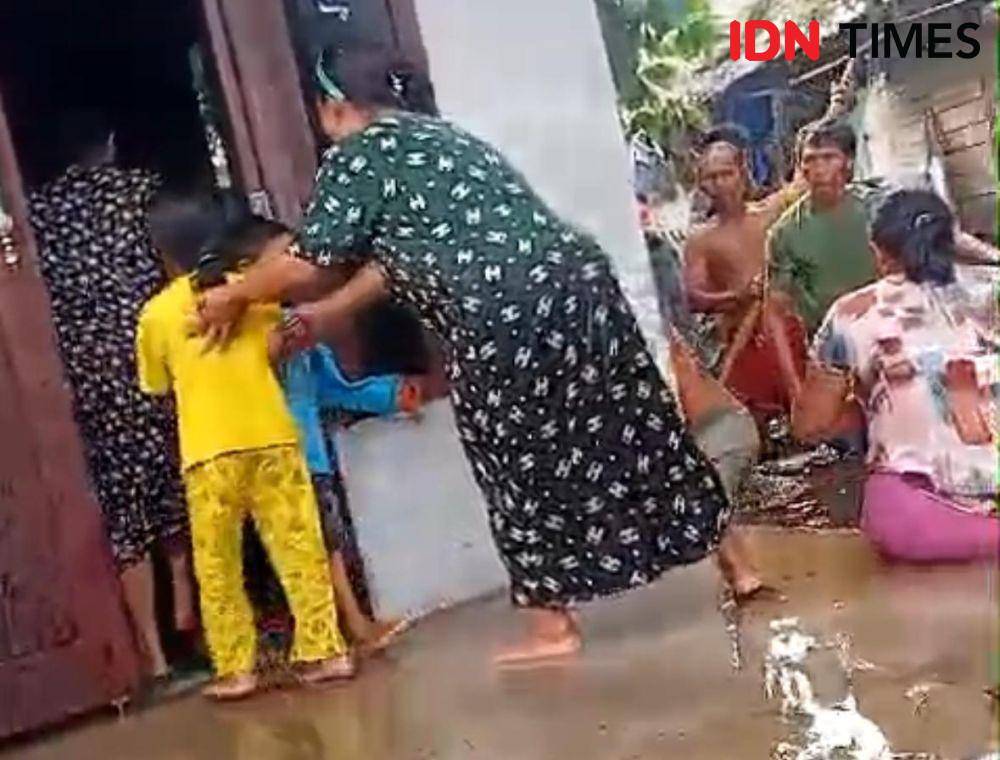 Balita 15 bulan di Ketapang diduga terseret banjir rob. (IDN Times/istimewa).