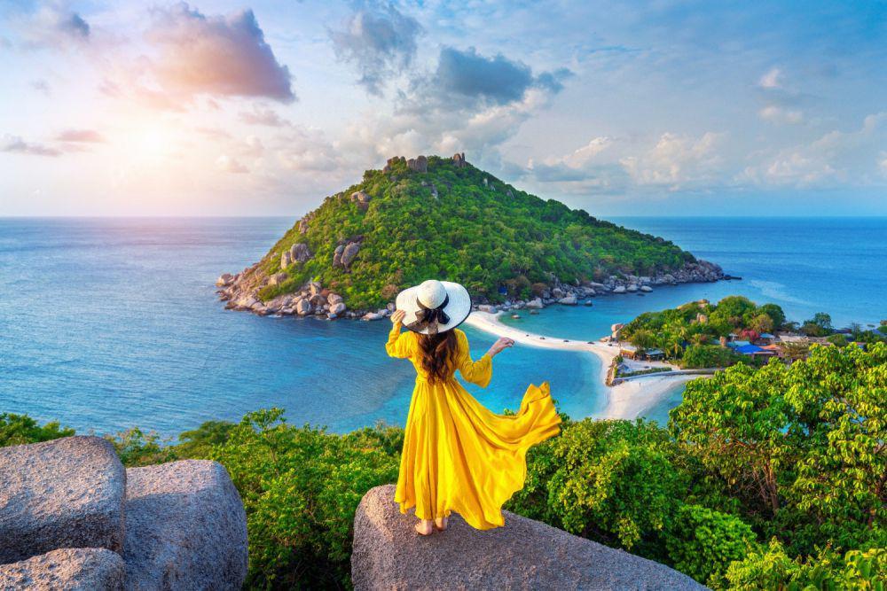 Ilustrasi wanita sedang traveling berlibur (freepik.com/tawatchai07)