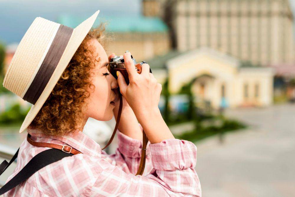 Ilustrasi wanita memfoto pemandangan (freepik.com/freepik)