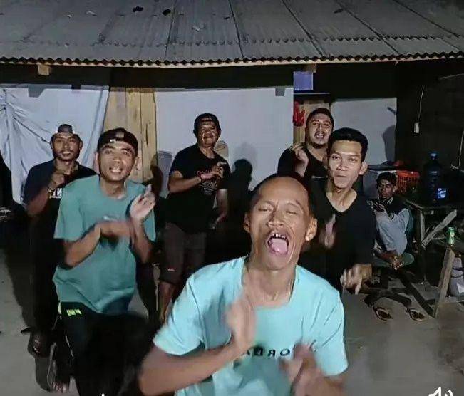 tren TikTok 2024 (tiktok.com/@sadbor86)