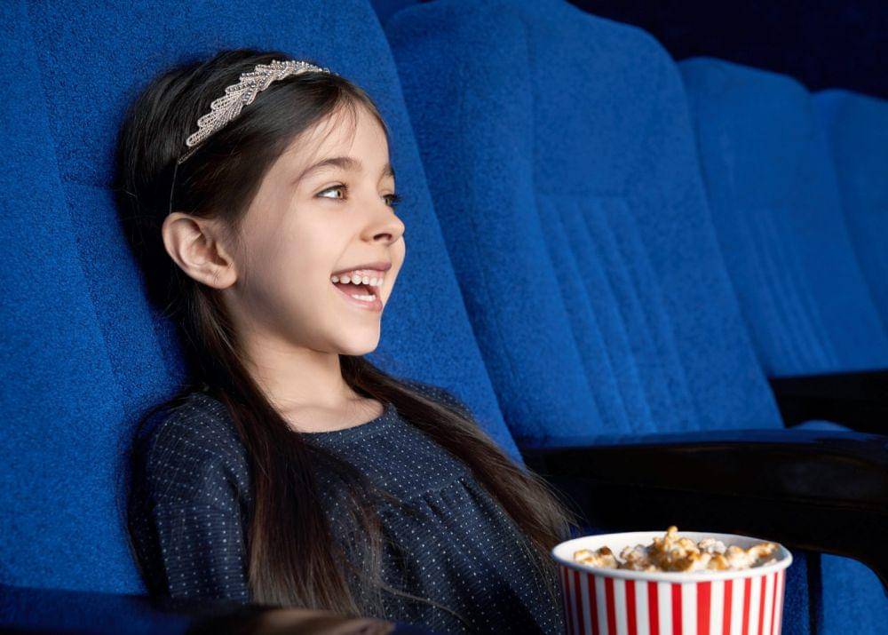 Ilustrasi anak sedang nonton bioskop (freepik.com/serhii_bobyk)