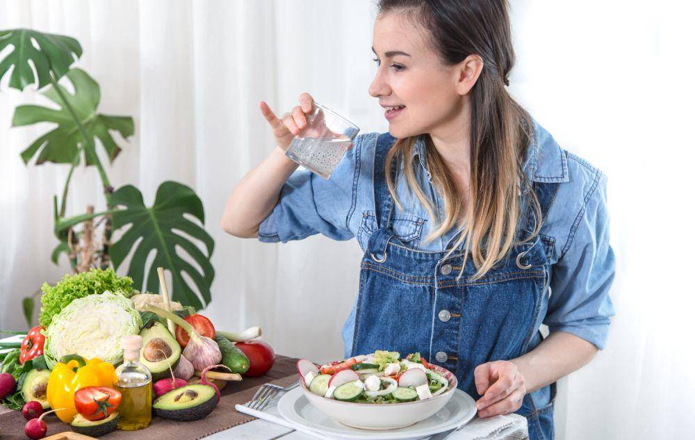 Ilustrasi wanita sedang makan (freepik.com/pvproductions)