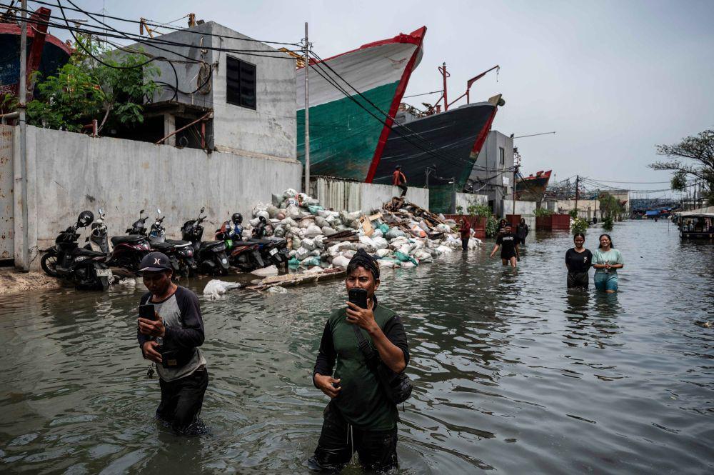 Banjir Rob Kembali Rendam Akses Pelabuhan Muara Angke Minggu Pagi
