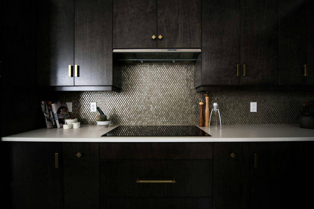 ilustrasi dapur serba hitam (unsplash.com/Christian Mackie)