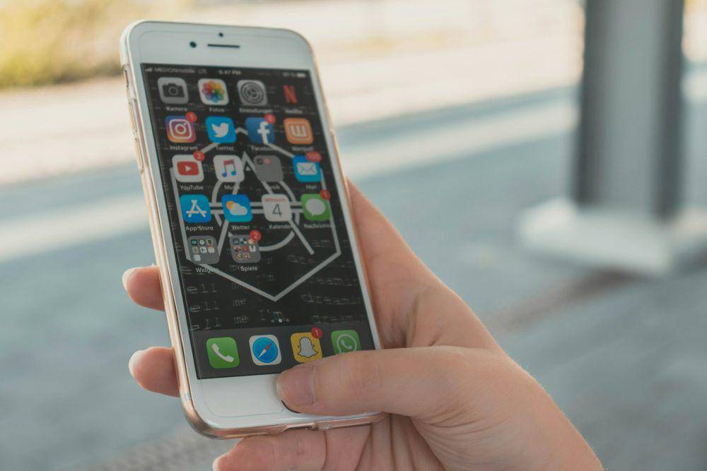 iPhone jadul (unsplash.com/@christianw)
