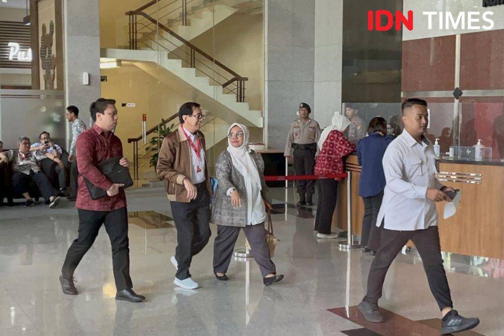 Yasonna Laoly tiba di KPK untuk pemeriksaan kasus Harun Masiku pada Rabu (18/12/2024). (IDN Times/Aryodamar)