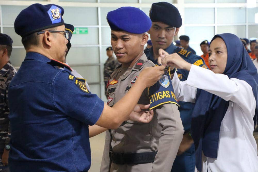 Kepala KSOP Tanjung Emas Semarang, Capt Mochamad Abduh saat menyematkan emblem satgas posko Nataru. (IDN Times/Fariz Fardianto)