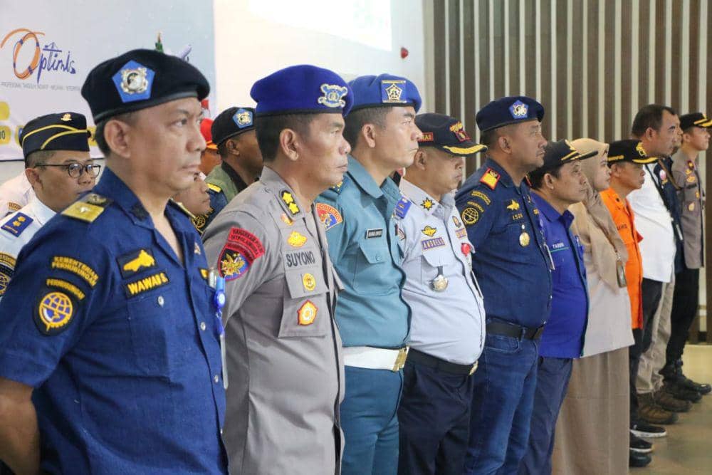 Personel gabungan dari KSOP, Pelindo dan Polair apel siaga Nataru. (IDN Times/Fariz Fardianto)