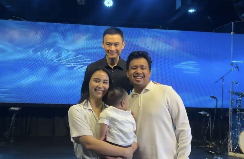 Joshua Suherman dan Clairine Jalani Prosesi Penyerahan Anak di Gereja