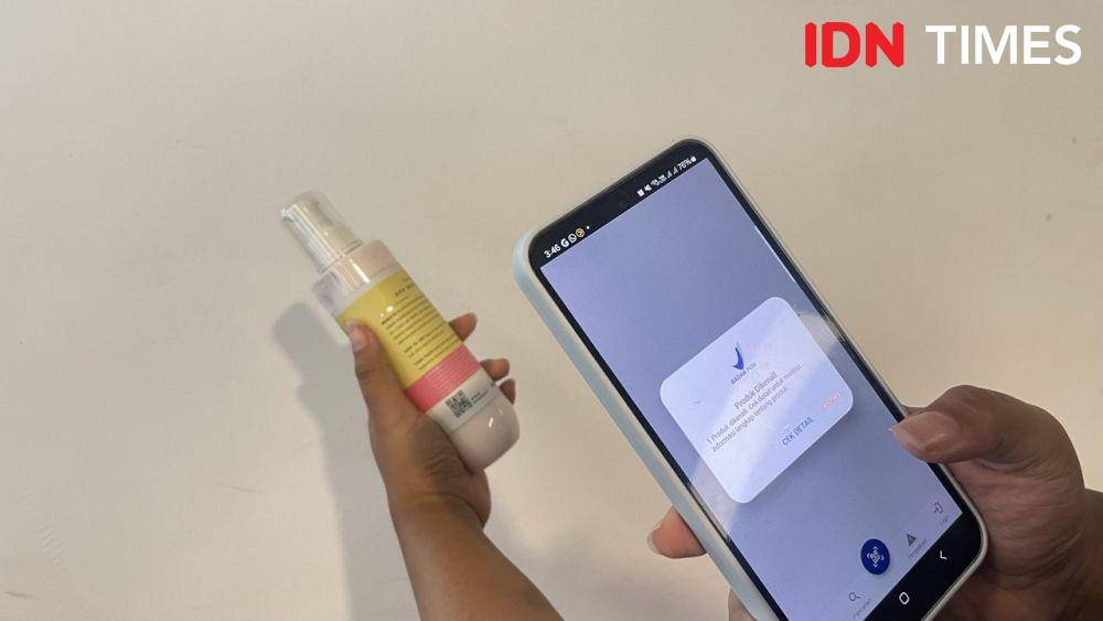 Cara cek BPOM asli melalui BPOM Mobile. (IDN Times/Dina Salma)